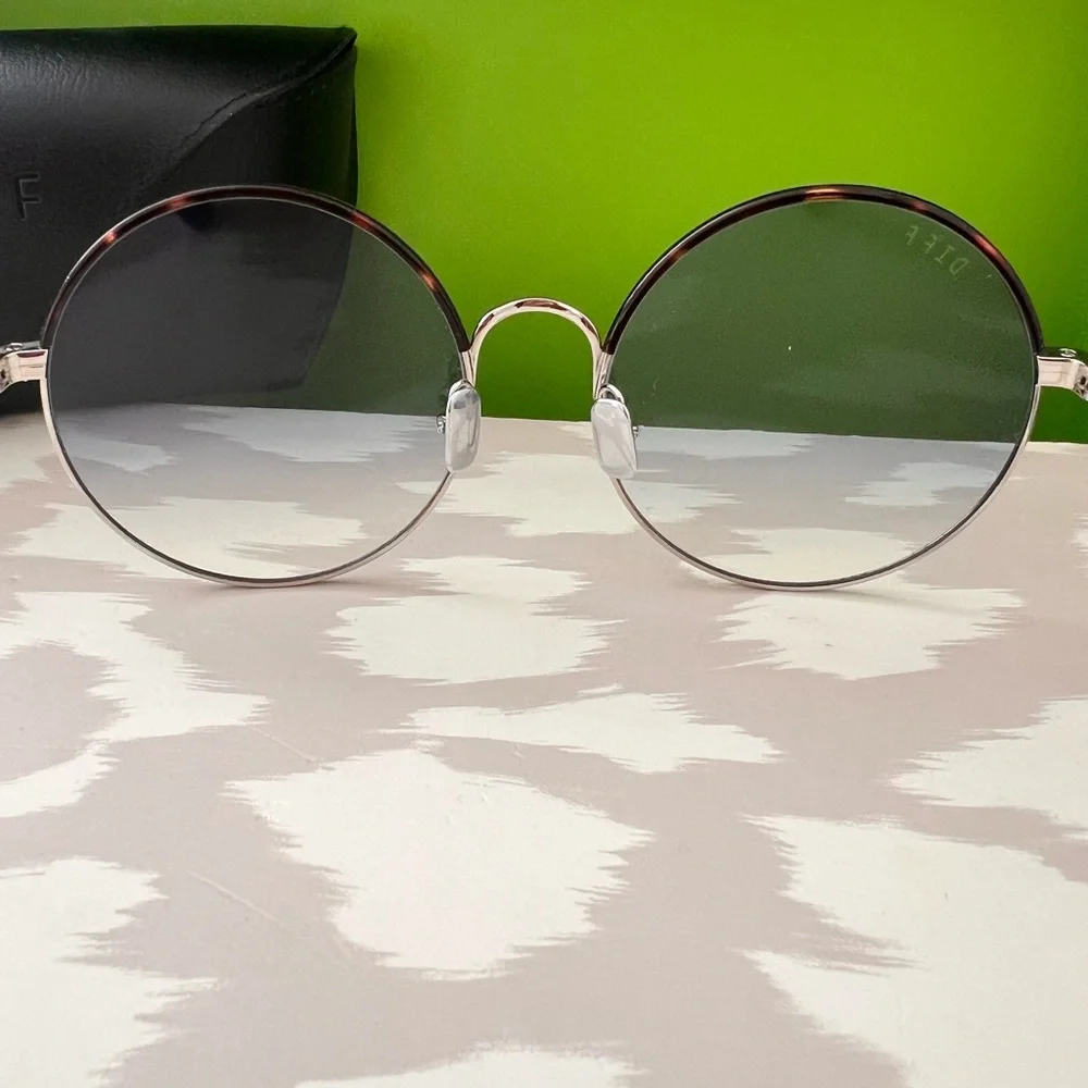 Diff Eyewear Tortoise Frame with Gradient Lenses - Picture 5 of 6